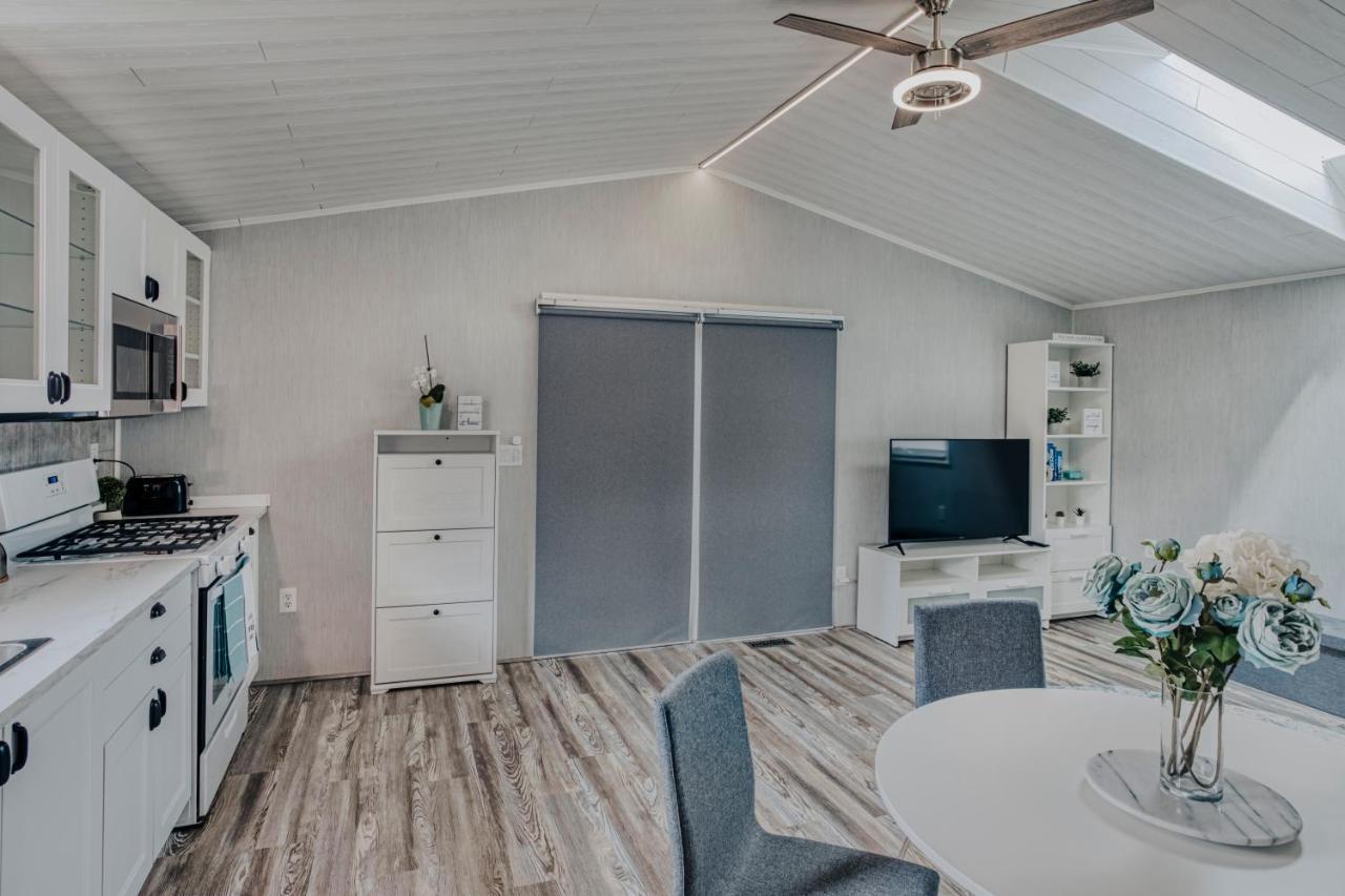 Modern & Cozy Stand-Alone Apartment - Perfect Stay Painted Post Exteriér fotografie